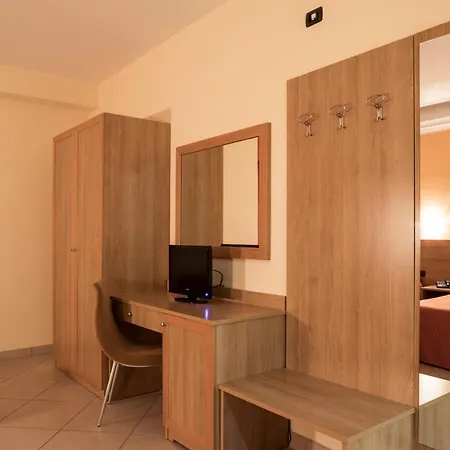 Manhattan Village Hotel 4*