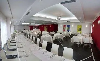 Hotel Manhattan Village 4*